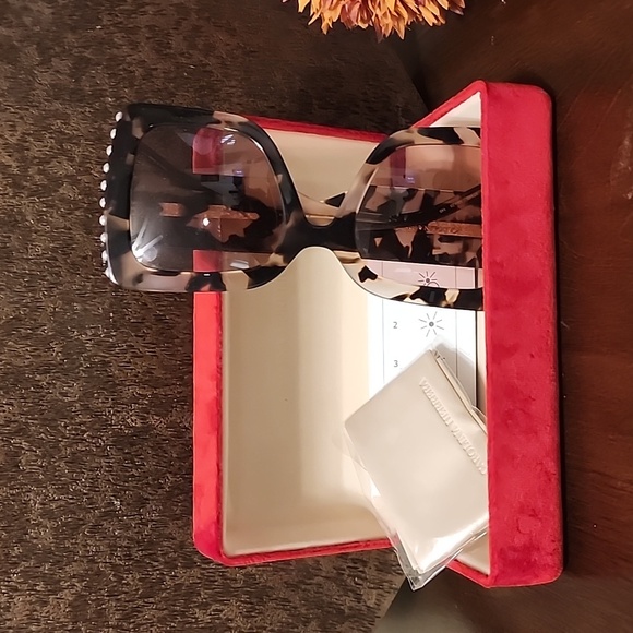 Carolina Herrera Sunglasses, New - Picture 8 of 9